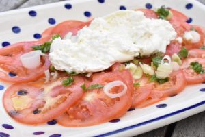 Tomatsalat med burrata - nem salat opskrift 