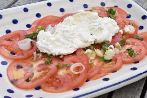 Tomatsalat med burrata - nem salat opskrift 