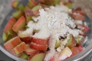 Rabarberlagkage med makroner - nem opskrift