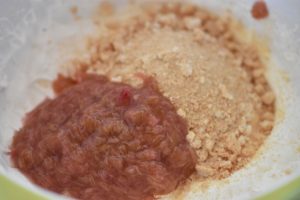 Rabarberlagkage med makroner - nem opskrift