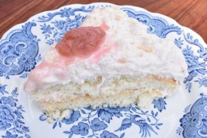 Rabarberlagkage med makroner - nem opskrift