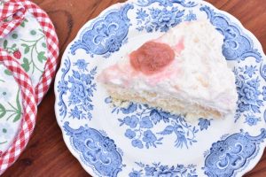 Rabarberlagkage med makroner - nem opskrift