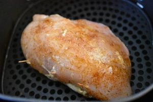 Fyldt kyllingebryst i airfryer - nem opskrift