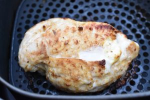 Fyldt kyllingebryst i airfryer - nem opskrift