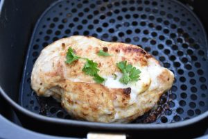 Fyldt kyllingebryst i airfryer - nem opskrift