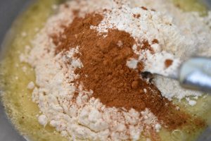 Gulerodskage i kop med ostecreme - nem