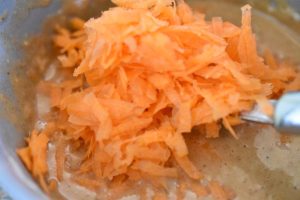 Gulerodskage i kop med ostecreme - nem