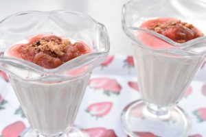 Kærnemælksfromage med rabarber og crunch