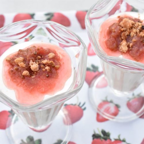 Kærnemælksfromage med rabarber og knas