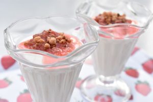 Kærnemælksfromage med rabarber og crunch