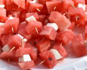 Spyd med melon og mozzarella - nem opskrift