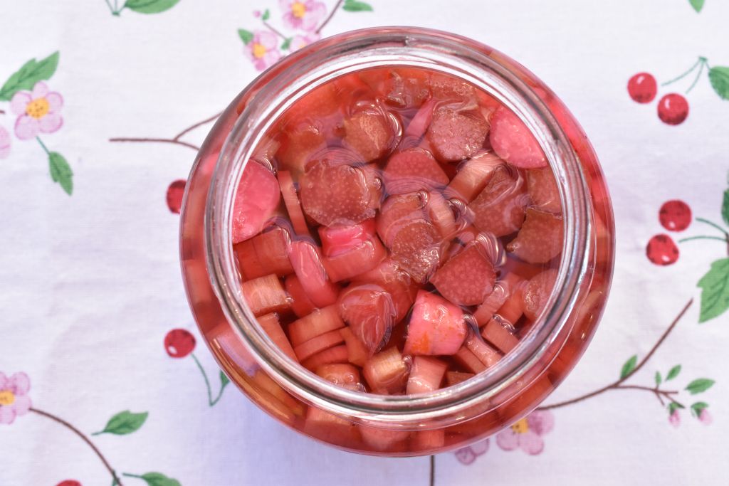 Råsyltede rabarber til salat & dessert - opskrift