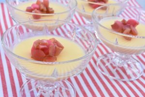 DSC_1812 • nogetiovnenstaging.com Panna cotta med råsyltede rabarber