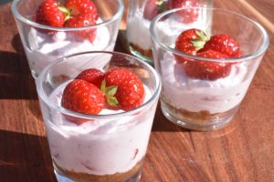 Jordbær cheesecake i glas uden husblas - nem