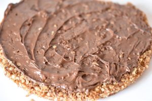 Jordbærkage med jordbærskum og sprød bund