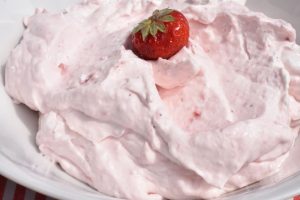 Jordbærkage med jordbærskum og sprød bund