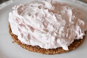 Jordbærkage med jordbærskum og sprød bund