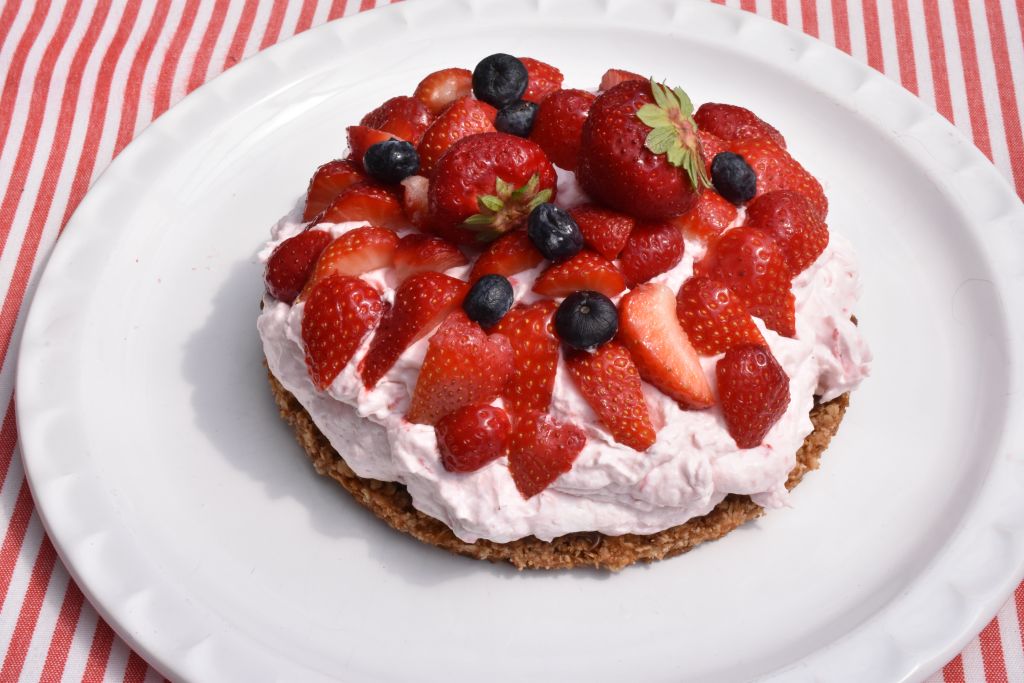 Jordbærkage med jordbærskum og sprød bund