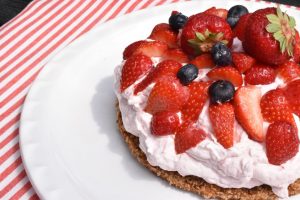 Jordbærkage med jordbærskum og sprød bund