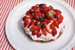Jordbærkage med jordbærskum og sprød bund