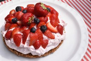 Jordbærkage med jordbærskum og sprød bund