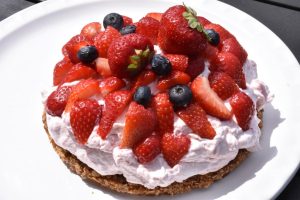 Jordbærkage med jordbærskum og sprød bund