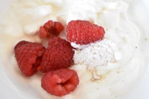 Sund dessert med græsk yoghurt & hindbær