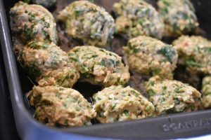 Kyllingefrikadeller med spinat & havregryn