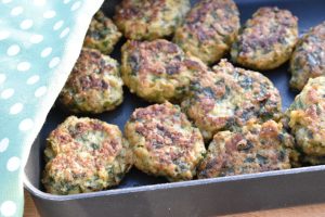 Kyllingefrikadeller med spinat & havregryn