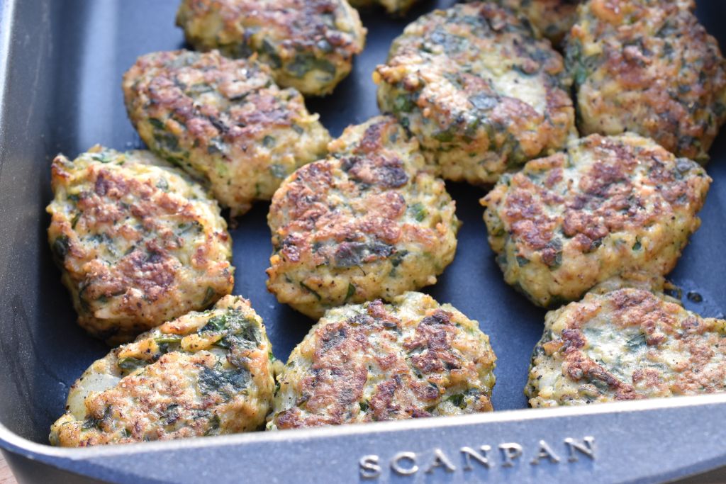 Kyllingefrikadeller med spinat & havregryn