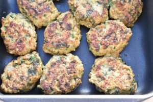 Kyllingefrikadeller med spinat & havregryn
