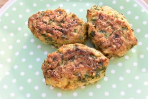 Kyllingefrikadeller med spinat & havregryn