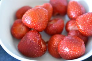 Jordbærlagkage - nem lagkage med makroner 