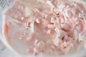 Jordbærlagkage - nem lagkage med makroner