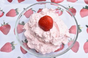 Jordbærlagkage - nem lagkage med makroner 