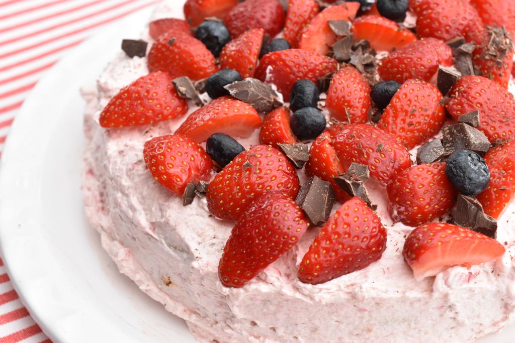 Jordbærlagkage - nem lagkage med makroner