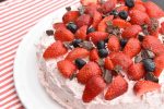 Jordbærlagkage - nem lagkage med makroner