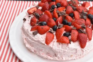 Jordbærlagkage - nem lagkage med makroner 
