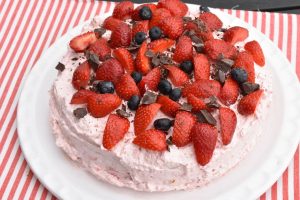 Jordbærlagkage - nem lagkage med makroner 
