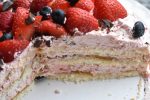 Jordbærlagkage - nem lagkage med makroner