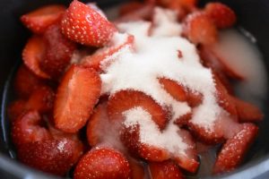 Jordbærsovs - nem frugtsovs til is & dessert
