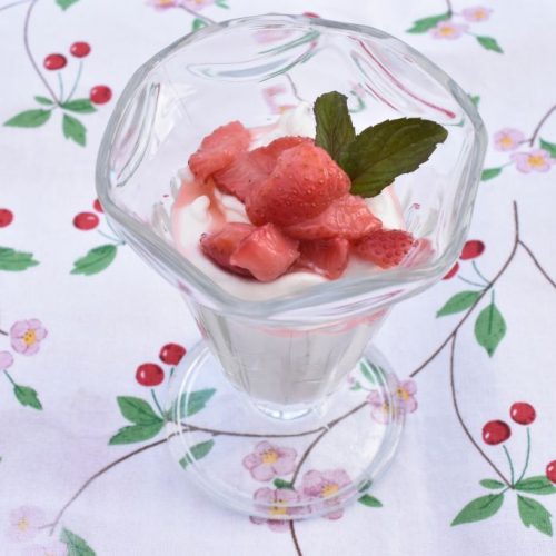 Nem mousse dessert med marinerede jordbær