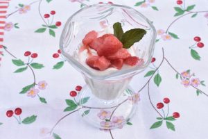 Nem mousse dessert med marinerede jordbær 