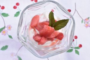 Nem mousse dessert med marinerede jordbær 