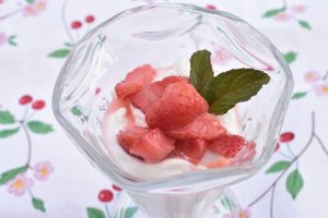 Nem mousse dessert med marinerede jordbær 