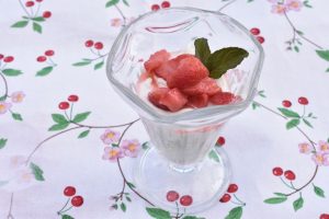 Nem mousse dessert med marinerede jordbær 