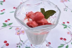 Nem mousse dessert med marinerede jordbær 