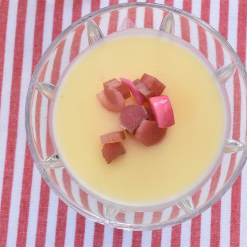 Panna cotta med råsyltede rabarber - nem