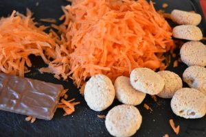 Rå gulerodskage med Daim - nem opskrift