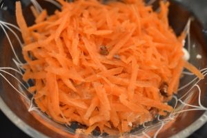 Rå gulerodskage med Daim - nem opskrift